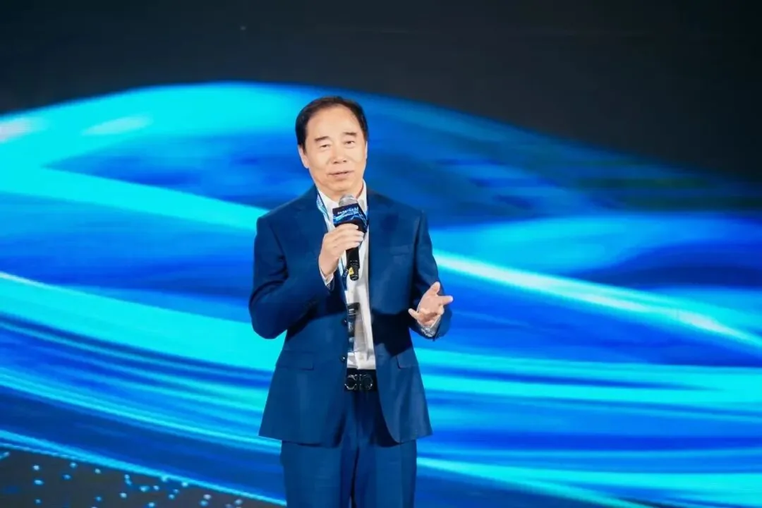 Mr. Zhang Tiangui, Executive Vice President of Siemens Energy Co., Ltd., gives a speech